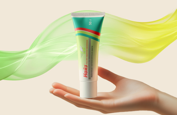 Рука, держащая тюбик Найз Гель