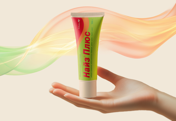 Рука, держащая тюбик Найз Плюс